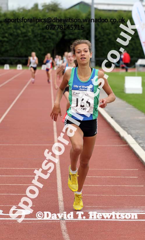Under-15 girls 1500 metres, Northern Under-15 and under-17 Championships, Wigan. Photo: David T. Hewitson/Sports for All Pics